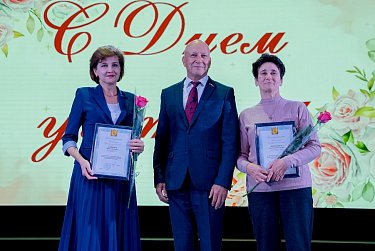 Геннадий Аверьянов поздравил педагогов Оренбурга